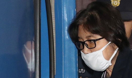 재판에 넘겨지는 최순실      (서울=연합뉴스) 임헌정 기자 = '비선실세' 최순실 씨가 19일 검찰 조사를 받은 뒤 서울 서초동 서울중앙지검을 나와 구치소로 향하고 있다. 최 씨의 '국정농단' 의혹을 수사해 온 검찰 특별수사본부는 최 씨와 안종범 전 청와대 정책조정수석, 정호성 전 청와대 부속비서관을 20일 기소한다. 2016.11.19      kane@yna.co.kr  (끝)